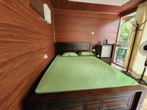 巴朗戈德Nature Springs Belihul oya的卧室配有木墙内的一张床