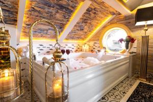特拉布宗Andalouse Elegant Suite Hotel的天花板客房内的浴缸