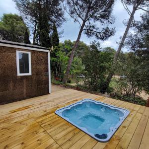 罗列特海岸Camping Santa Elena的木甲板上的热水浴池