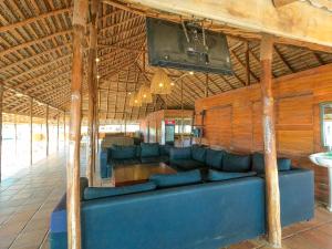 帕西库达The Cove Pasikuda - Eco Resort的客厅配有蓝色的沙发和电视