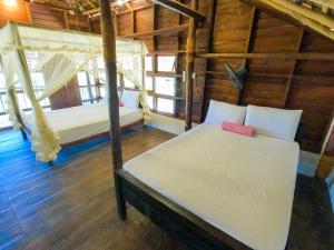 帕西库达The Cove Pasikuda - Eco Resort的小木屋内一间卧室,配有两张床