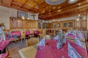 博登迈斯Hotel Bayerischer Hof的用餐室设有桌椅和木制天花板
