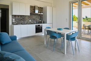 斯蓬加诺Terra Home Resort的厨房以及带桌椅的起居室。