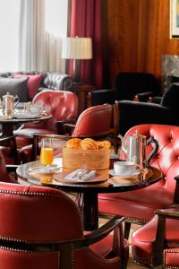 伦敦博蒙特酒店的餐厅设有2张桌子和椅子,提供食物