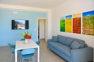 斯蓬加诺Terra Home Resort的客厅配有沙发和桌子