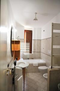 焦亚德尔科莱B&B Il Grifone的带浴缸、卫生间和盥洗盆的浴室