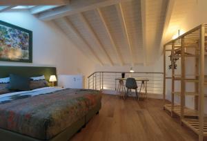 纳维廖河畔切尔努斯科Vivila - Ca' Foulard的一间卧室配有一张床、一张桌子和梯子