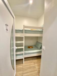卡普戴尔Appartements neuf - Frontière de Monaco - clim - WIFI的小房间设有双层床和冰箱