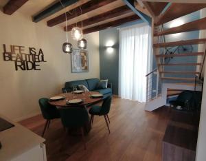 纳维廖河畔切尔努斯科Vivila - Ca' Foulard的客厅配有桌子和蓝色沙发