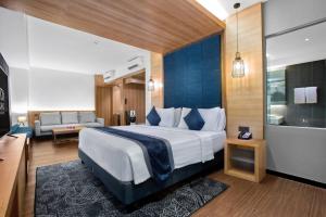 诗都阿佐ASTON Sidoarjo City Hotel & Conference Center的酒店客房设有一张大床和一间浴室。