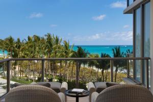迈阿密海滩巴尔港瑞吉度假村的从度假村的阳台上可欣赏到海滩景色