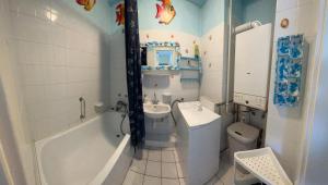 考波什堡Orange Apartman的一间带水槽、浴缸和卫生间的浴室