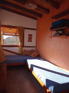 波特雷里约斯Camino & Piedra - Cabaña de Montaña的一间卧室设有两张床和窗户。