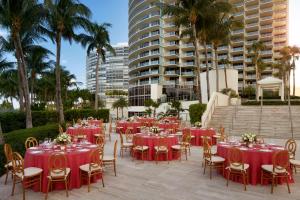迈阿密海滩巴尔港瑞吉度假村的一组桌子和椅子,配红色桌布