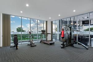 诗都阿佐ASTON Sidoarjo City Hotel & Conference Center的大楼内带跑步机和健身器材的健身房