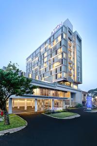 诗都阿佐ASTON Sidoarjo City Hotel & Conference Center的酒店大楼的 ⁇ 染