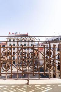 圣塞瓦斯蒂安Lasala Plaza Hotel的建筑物前的金属栅栏