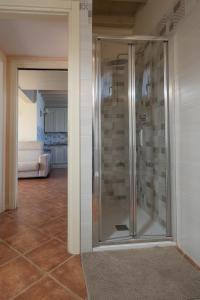佩斯基耶拉德加达Garda Resort Village I Borghi的一间客厅内的玻璃淋浴间