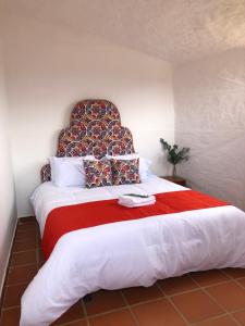莱瓦镇Glamping Sierra de Luna的一间卧室配有一张带红色毯子的大床