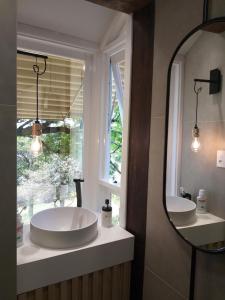 São SalvadorPousada Casa Thede的一间带大型白色浴缸和窗户的浴室