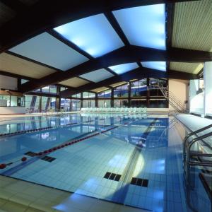 奥蒂塞伊Apartments Montblanc Sella的大型室内游泳池,拥有大型天花板