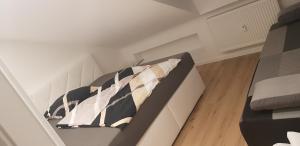 施韦青根Joanna Apartment - Schwetzingen 3的一间卧室配有带枕头的床