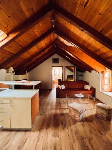 西利皮Country House Bakicevo的厨房和客厅设有木制天花板。