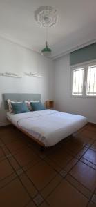 San Martín de MontalbánHOSTAL SAN MARTIN DE MONTALBAN的一间卧室,卧室内配有一张大床