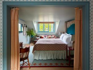 多尔盖罗Penmaenuchaf Hotel的一间卧室设有一张床和一间客厅。