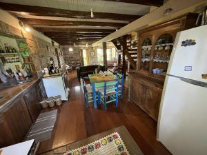 São SalvadorPousada Casa Thede的厨房以及带桌子和冰箱的用餐室