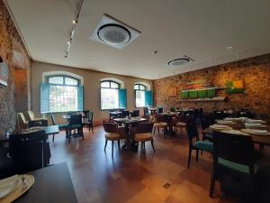 贝伦金塔石中庭酒店的用餐室设有桌椅和窗户。