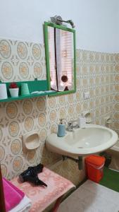 维拉西米乌斯4 stagioni的一间带水槽和镜子的浴室