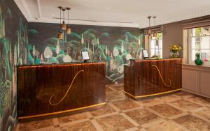 伦敦Flemings Mayfair - Small Luxury Hotel of the World的一间设有两个木亭的房间,墙上挂着壁画