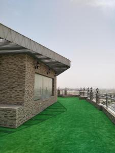 Sīhātفندق ايلاف الشرقية 2 Elaf Eastern Hotel 2的围栏旁的绿色草丛