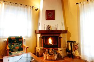 坎德拉里奥Casa Rural Puerta del Sol de 3 habitaciones的客厅设有壁炉和桌子