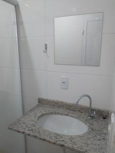 伊塔佩马Pousada Batista的浴室的柜台设有水槽和镜子