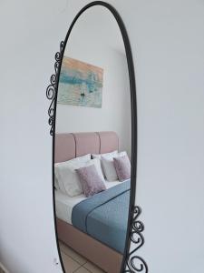 TriovasálosAlkyonis Apartment Milos的一间带镜子内床的卧室