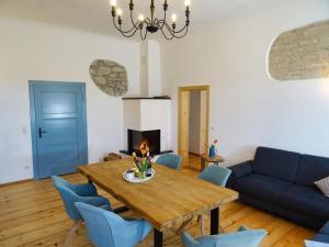 HuglfingGut Grasleiten的客厅配有木桌和蓝色椅子