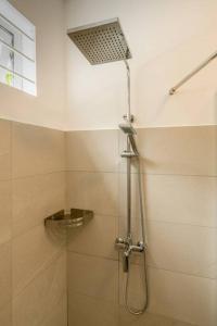 Coteau RaffinLe Rivage Appartement Mauritius的浴室内配有淋浴和头顶淋浴