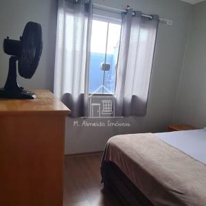 马林加Casa Jardim Itália II的一间卧室设有一张床和一个海景窗户