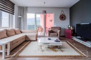 伊斯坦布尔Sea and lake view in Maltepe的客厅配有沙发和桌子