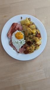 BreitenbrunnGasthof zum Lehnerwirt的包括鸡蛋和土豆的早餐食品