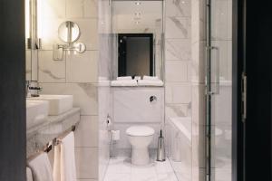 切斯特菲尔德卡萨酒店的白色的浴室设有卫生间和淋浴。