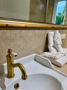 格雷乌莱班Gite Harmonie的浴室内带水龙头的盥洗盆