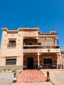 凯拉Kasbah Tialouite的一座大型建筑,上面设有阳台