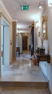 切利诺圣马尔科Kelina Charme Hotel by Cantine Due Palme的走廊上设有桌子和镜子