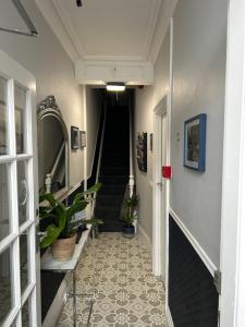 斯卡伯勒Rooms at 153 ROOM ONLY的走廊上设有种植了盆栽植物的楼梯