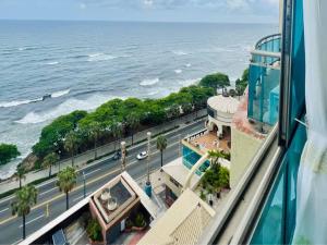 圣多明各Beach Front Penthouse in Exclusive Tower的游船上可欣赏到海景