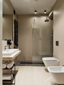 拉多姆Hoppen House Apartamenty w centrum miasta的一间带水槽、卫生间和淋浴的浴室