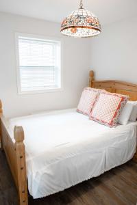 伯灵顿2Bdrm Victorian Style Tiny Home - long stays U7的一间卧室配有一张床和一个吊灯